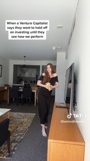Karen Gillan feet photo thumbnail