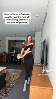 Karen Gillan feet photo thumbnail
