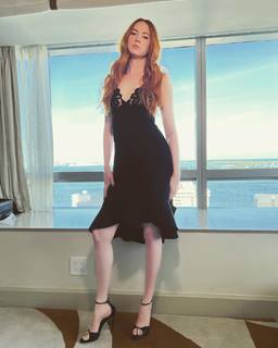 Karen Gillan feet photo thumbnail