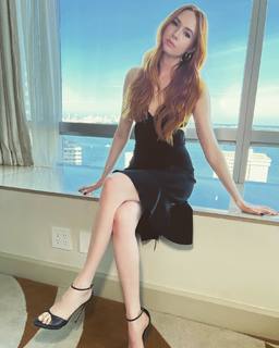 Karen Gillan feet photo thumbnail
