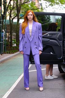 Karen Gillan feet photo thumbnail