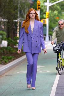 Karen Gillan feet photo thumbnail