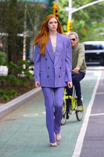Karen Gillan feet photo thumbnail