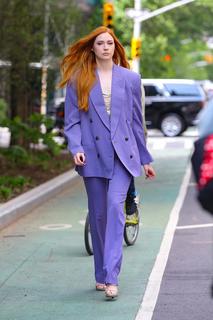 Karen Gillan feet photo thumbnail