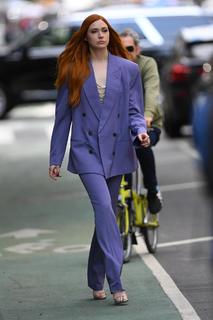 Karen Gillan feet photo thumbnail