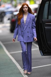 Karen Gillan feet photo thumbnail