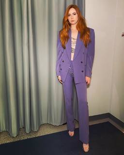 Karen Gillan feet photo thumbnail