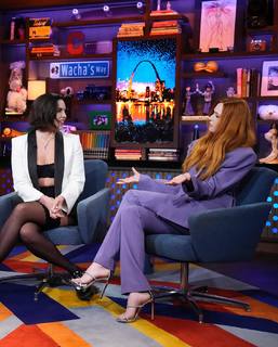 Karen Gillan feet photo thumbnail