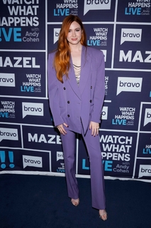 Karen Gillan feet photo thumbnail