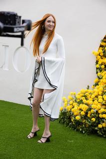 Karen Gillan feet photo thumbnail