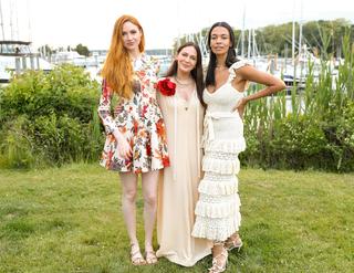 Karen Gillan feet photo thumbnail
