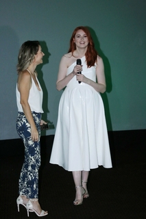 Karen Gillan feet photo thumbnail