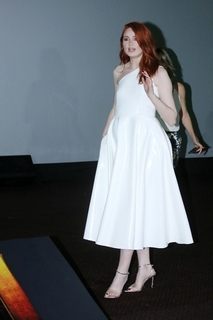 Karen Gillan feet photo thumbnail