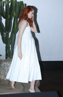 Karen Gillan feet photo thumbnail