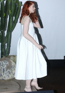 Karen Gillan feet photo thumbnail