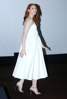 Karen Gillan feet photo thumbnail