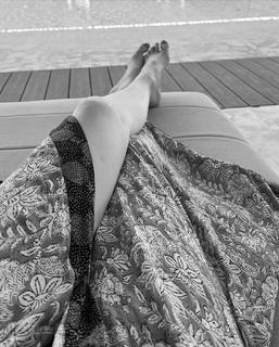 Karen Gillan feet photo thumbnail