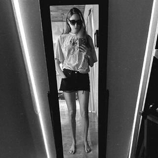 Karen Gillan feet photo thumbnail