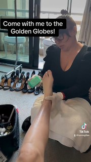 Karen Gillan feet photo thumbnail