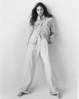 Karen Gillan feet photo thumbnail