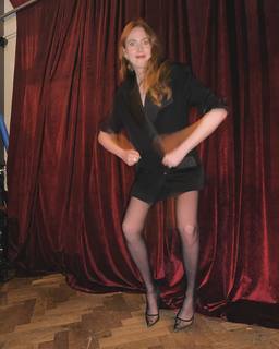 Karen Gillan feet photo thumbnail