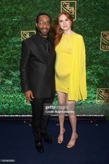Karen Gillan feet photo thumbnail