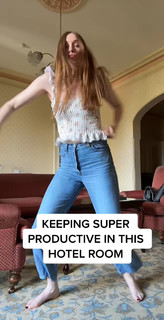Karen Gillan feet photo thumbnail