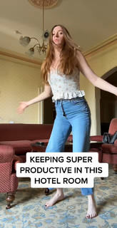 Karen Gillan feet photo thumbnail