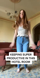 Karen Gillan feet photo thumbnail