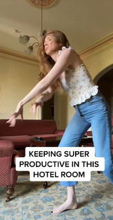Karen Gillan feet photo thumbnail