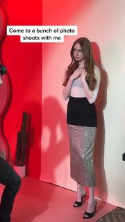 Karen Gillan feet photo thumbnail