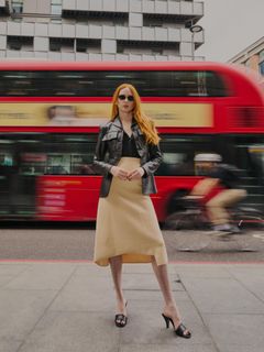 Karen Gillan feet photo thumbnail