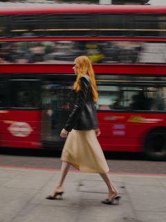 Karen Gillan feet photo thumbnail