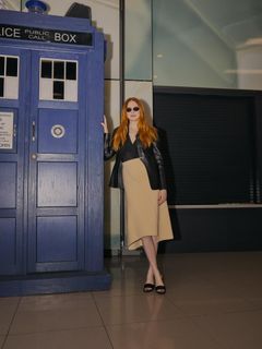 Karen Gillan feet photo thumbnail