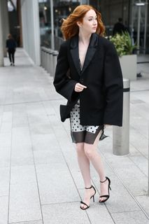 Karen Gillan feet photo thumbnail