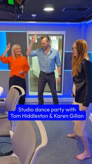 Karen Gillan feet photo thumbnail