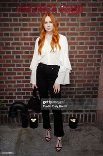 Karen Gillan feet photo thumbnail