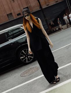 Karen Gillan feet photo thumbnail