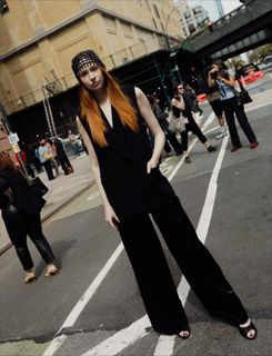 Karen Gillan feet photo thumbnail