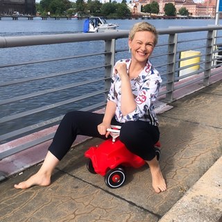 Karen Heinrichs feet photo thumbnail