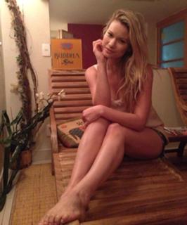 Karen Junqueira feet photo 16