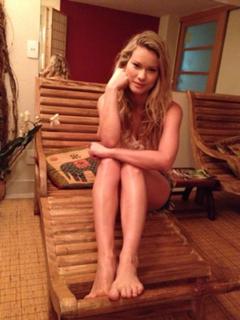 Karen Junqueira feet photo 15