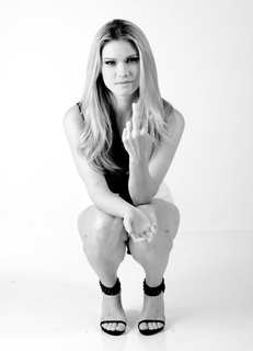 Karen Junqueira feet photo 14
