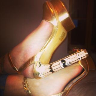 Kari Wuhrer feet photo thumbnail