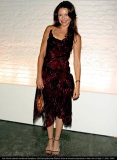 Kari Wuhrer feet photo thumbnail