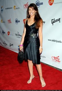 Kari Wuhrer feet photo thumbnail