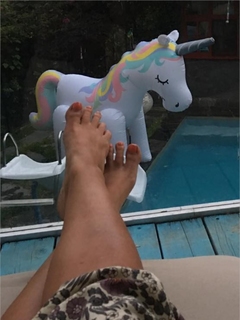 Kari Wuhrer feet photo thumbnail