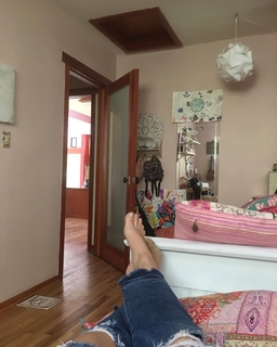 Kari Wuhrer feet photo thumbnail