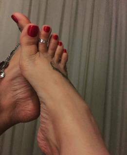 Karin Klemp feet photo thumbnail