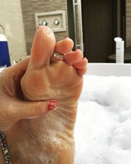 Karin Klemp feet photo thumbnail